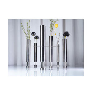 Florero de metal plateado metálico con labio curvo y fondo ancho hecho para arreglos florales de centro de mesa - Product Image 1