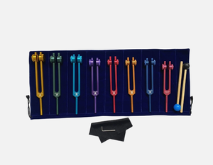 Juego de diapasones de 8 piezas de metal colorido en estuche de aluminio para sanación y equilibrio de chakras. - Product Image 3