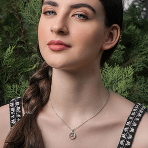 Collier pendentif en diamant symbole de luxe intemporel, bijoux en or, parfait pour les femmes, cadeau de fiançailles, cadeau de mariage, anniversaire - Product Image 3