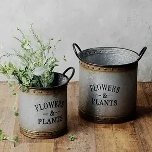 Maceta grande galvanizada con diseño rústico estilo granja, ideal para jardinería al aire libre en patios, balcones, terrazas y jardines. - Product Image 2