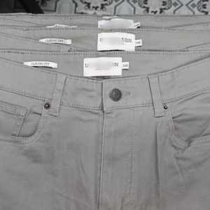 Pantalones Chinos de Algodón Lavado para Hombre, Corte Clásico, Cintura Media, Frente Plano, Tejido de Peso Medio, Diseño Casual de Cinco Bolsillos con Cierre de Botones - Product Image 3