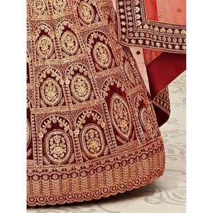 Lehenga choli ชุดเจ้าสาวผ้ากำมะหยี่ปักสีแดง - Product Image 1