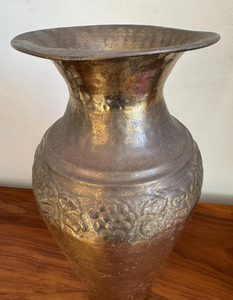 Vase à fleurs marocain en laiton, entièrement sculpté à la main, style floral étonnant ou design floral luxueux. - Product Image 6