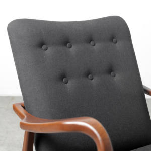 Chaise longue en bois massif de style mid-century, écologique, très vendue, rembourrée de mousse, revêtement en tissu gris, pour le mobilier de salon - Product Image 3