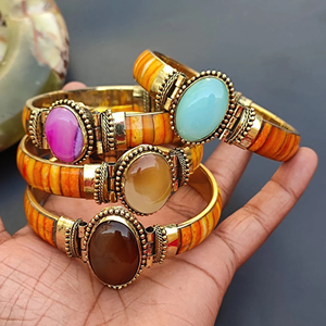 Bracelet ethnique ArtisanVibe vintage en laiton plaqué or pour femme, avec incrustation colorée de pierres en résine serties clos - Product Image 2