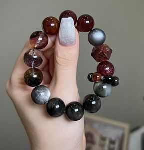 Elegante Brazalete de Resina con Elementos Artísticos Contemporáneos, Joyería Premium para Exhibiciones en Boutiques - Product Image 3