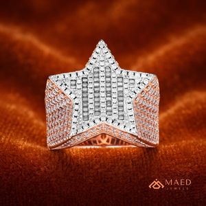 Anillo de Moissanita en Oro Rosa con Estrella y Pavé de Baguettes, Anillo de Declaración para Mujer, Joyería Fina, Regalo de Aniversario, Elegante y Brillante para Uso Diario - Product Image 2