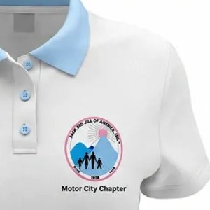 เสื้อโปโลสีขาวสำหรับผู้หญิง คอปกสีฟ้าอ่อน แขนสั้น สกรีนโลโก้ที่อกได้ตามต้องการ เสื้อลำลองแบบยูนิฟอร์มสำหรับทีมกอล์ฟ ขายส่งเสื้อผ้า - Product Image 4