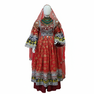 Exquisito traje Anarkali tradicional con estampado rojo expuesto sobre un maniquí con paneles detallados con trabajo de espejo plateado. - Product Image 2