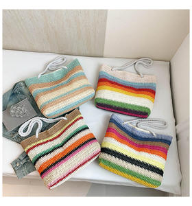 Descubre la combinación perfecta de estilo casual y funcionalidad en este bolso de hilo natural a rayas, ideal para tus viajes de vacaciones. - Product Image 2
