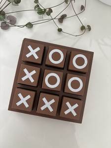 Juego de Mesa Tic Tac Toe de Madera Pintada Marrón 3x3, Juego de Estrategia con Piezas X y O para el Hogar y la Familia - Product Image 1