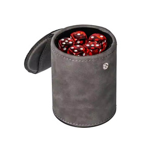 Gobelet à dés rond en PU avec 7 dés rouges, étui de rangement durable pour jeux de dés, style classique - Product Image 1