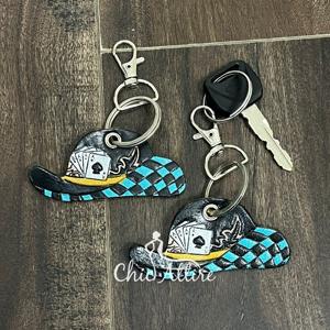 Porte-clés en cuir de vachette façonné à la main style western, motif chapeau et cartes à jouer, design carreaux Rodeo, cadeau souvenir en gros - Product Image 1
