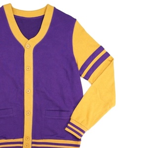 Cárdigan de Punto Personalizado para Hombre en Color Oro Viejo y Parpal con Ribete Morado en las Mangas, Botones Forrados en Lana/Acrílico, Prenda de Invierno - Product Image 4