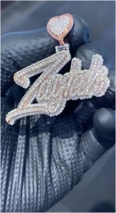 จี้ตัวอักษรเงินแท้ 925 ประดับมอสซาไนต์แบบกำหนดเอง พร้อมห่วงรูปหัวใจ ประดับเพชร VVS สไตล์ฮิปฮอป ของขวัญวันเกิดสุดเพอร์เฟกต์สำหรับผู้หญิง - Product Image 2