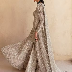 Robe de mariée maxi premium Pakistan Bridle Dress vert menthe pastel, avec un profil latéral orné de tulle fluide et d'un motif floral délicat - Product Image 4