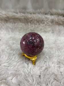Sphère de cristal de rhodonite aux tons rose rosé, veinage minéral foncé, finition polie arrondie, texture distinctive et élégante - Product Image 3