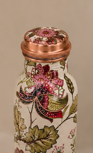 Bouteille d'eau artisanale en cuivre pur imprimée avec un motif floral, bouchon en cuivre étanche et finition élégante - Product Image 4