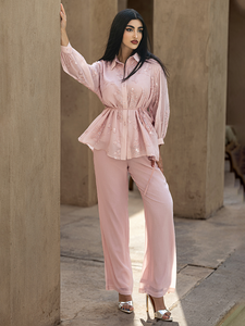 Conjunto de 2 Piezas Rosa para Mujer, Camisa y Pantalones Anchos, Atuendo Musulmán Modesto, Traje Elegante con Cinturón, Cuello en V, 100% Poliéster - Product Image 3