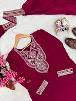 Ensemble prêt-à-porter entièrement cousu en soie Vichitra avec broderie de fils Zari et sequins, comprenant un haut, un pantalon Plazzo et une dupatta.
