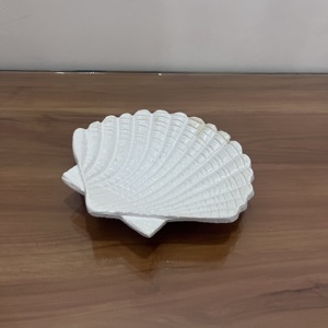 Bandeja Decorativa de Aluminio con Diseño Innovador en Forma de Concha y Acabado Blanco para Decoración del Hogar, Fabricada por Artisan Design - Product Image 4