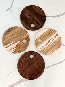 Planche à découper en bois d'acacia, design rond avec trou de suspension, épaisse et durable, idéale pour couper, servir et l'utilisation en cuisine - Product Image 3