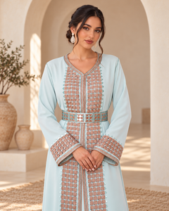 <span class=keywords><strong>Caftan</strong></span> marocain de luxe Mishkat Couture bleu glace avec broderie or <span class=keywords><strong>rose</strong></span> et <span class=keywords><strong>ceinture</strong></span> géométrique pour femme, idéal pour les soirées, respirant - Product Image 2
