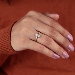 Anillo de Compromiso Solitario con Bisel de Diamante Cultivado en Laboratorio, Corte Pera, Oro de 14K, Joyería Nupcial Minimalista, Fabricante Personalizado al por Mayor - Product Image 2