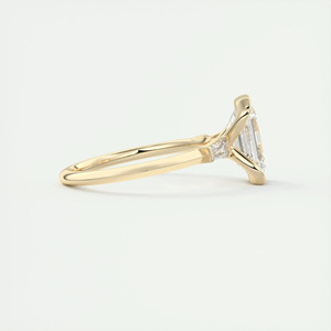 Anillo de Oro Amarillo de 14K con Tres Diamantes Cultivados en Laboratorio con Corte Esmeralda - Product Image 5