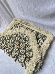 Bolso de mano tipo tote con flecos de conchas de cauri, adornado con motivos tribales, bolso étnico llamativo para mujer, moda boutique de resort. - Product Image 4