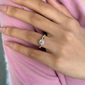 Anillo de compromiso de moissanita de corte redondo de 1.29 TCW con engaste de púas cruzadas, anillos de moissanita - Product Image 3