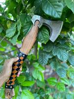 Hache Viking Industrielle Artisanale avec Tête en Acier Carbone Gravée, Manche en Bois, Poignée Enveloppée de Cuir, Hache d'Extérieur d'Inspiration Nordique