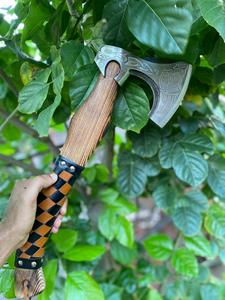 Hache Viking Industrielle Artisanale avec Tête en Acier Carbone Gravée, Manche en Bois, Poignée Enveloppée de Cuir, Hache d'Extérieur d'Inspiration Nordique - Product Image 4