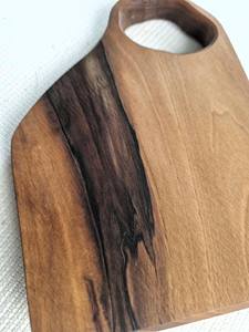 Planche à découper en noyer 2026 avec incrustation de résine unique, faite à la main, en bois massif, pour servir fromages et en-cas - Product Image 4