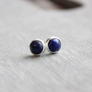Boucles d'oreilles clous en argent sterling et lapis-lazuli 6 mm, bijoux minimalistes pour femmes, faits à la main, fournisseur en gros - Product Image 1