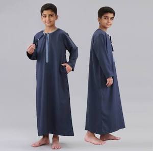 Qamis bleu marine brodé à manches longues et col rond pour garçons, longueur cheville, vêtement islamique traditionnel arabe 2026 - Product Image 1