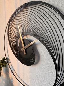 Horloge murale moderne en métal, design spirale ondulée, horloge artistique contemporaine, décoration de luxe pour salon - Product Image 6