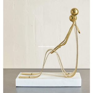 Décoration de bureau : Sculpture de feuille dorée inspirée de la nature sur base en marbre, accent de style hôtelier, cadeau de pendaison de crémaillère haut de gamme - Product Image 4