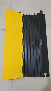 แผ่นกั้นความเร็วแบบพกพา Emco สูง 60 มม. กว้าง 23 นิ้ว ผลิตจากพลาสติก HDPE สำหรับพื้นผิวคอนกรีต รองรับความเร็ว 1-5 ไมล์ต่อชั่วโมง - Product Image 2