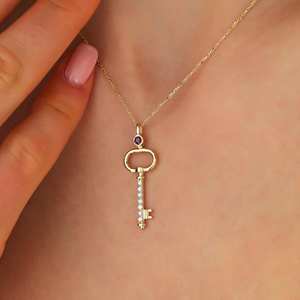 Collier pendentif clé en acier inoxydable plaqué or 18 carats avec chaîne à maillons diamantés, unisexe, classique, pour mariage et usage quotidien - Product Image 1