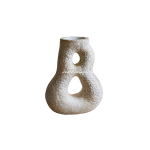 Vase en céramique rustique blanc Madera, style terre cuite, pour la décoration moderne de la maison et les accents intérieurs - Product Image 1