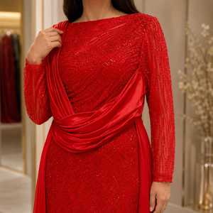 Robe de soirée longue rouge en satin perlé, coupe trapèze, avec cape drapée, silhouette fourreau et traîne Watteau, pour réception de mariage, soirée ou occasion formelle - Product Image 3