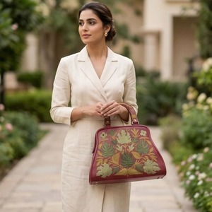 Bolso de mano con bordado Crewel de Cachemira — Cuero color burdeos con ramo de hojas tropicales - Product Image 1
