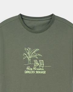 เสื้อยืดพรีเมียมผู้ชายสีเขียวมะกอก ผ้าฝ้ายฟลีซ พาล์ม พาราไดซ์ สไตล์ลำลอง ใส่สบายช่วงฤดูร้อน ทรงหลวม เนื้อผ้านุ่ม ระบายอากาศดี คอกลม แขนสั้น - Product Image 3
