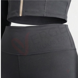 Ensemble de yoga 2 pièces gris foncé pour femme : haut court zippé à manches longues et leggings taille haute - Product Image 5