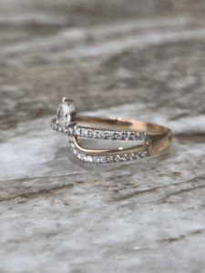 Anillo de compromiso elegante con diamante cultivado en laboratorio, certificado IGI, 0.39 ct, oro rosa, diseño bypass, para mujer - Product Image 1
