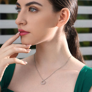 Elegante Collar de Oro con Diamantes con Símbolo de Eternidad, Diseñado para Mujeres que Buscan un Regalo de Lujo para Bodas, Aniversarios y un Toque de Moda - Product Image 2