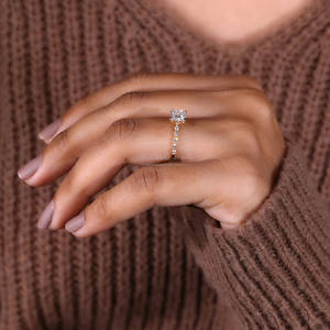 Princesse Cut Lab Grown Diamond Bague de fiançailles de forme carrée avec un ensemble de bulles latérales taillées en or jaune massif 14K IGI Certified Gift - Product Image 2