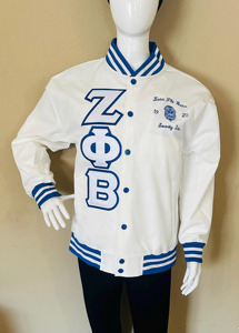 เสื้อแจ็คเก็ตบอมเบอร์ผ้าแคนวาส Zeta Phi Beta สีขาวสำหรับผู้ชาย  แบบมีฮู้ด กันน้ำ สำหรับฤดูหนาว  ปักตัวอักษร  รับผลิตตามแบบ OEM - Product Image 1