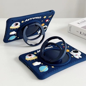 เคสแท็บเล็ตเด็ก 3D ลายการ์ตูนนักบินอวกาศสำหรับไอแพดซิลิโคนอ่อนนุ่มกันกระแทกพร้อมขาตั้งหมุนได้ 360 องศาสายสะพายไหล่ปรับได้ - Product Image 1
